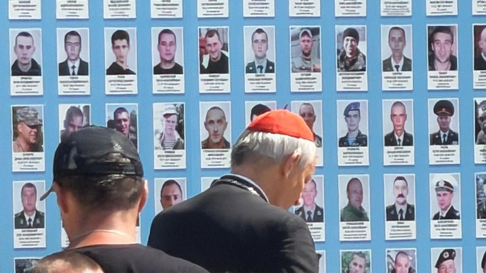 El cardenal Zuppi, en misión a Ucrania, en Kyiv, frente al monumento a los caídos en la guerra.