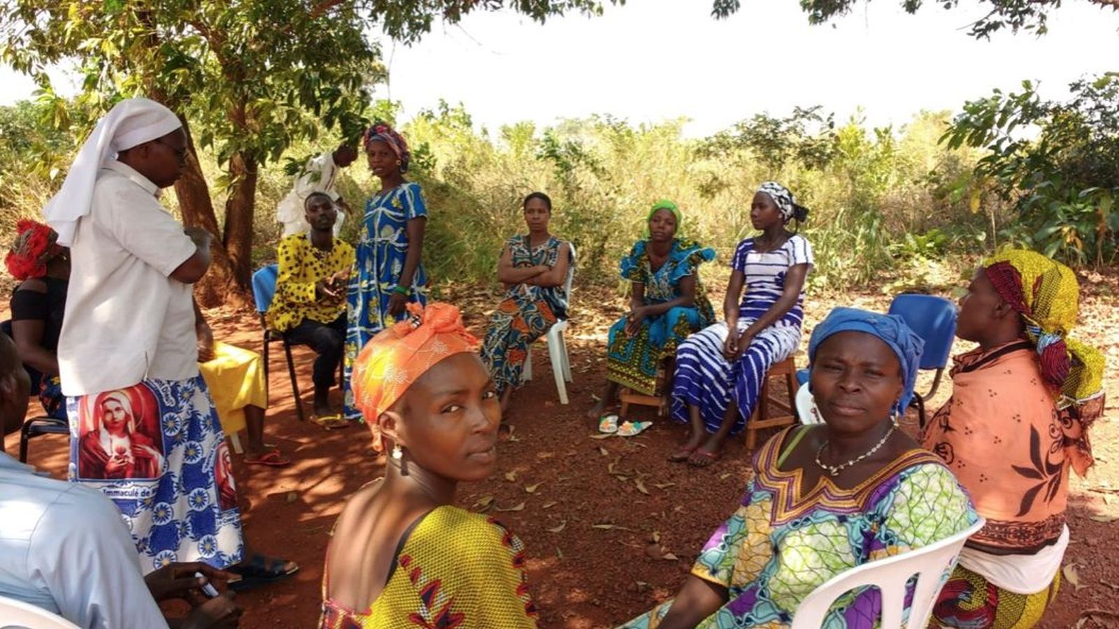 Reunión de personas que viven con un chock postraumático para destresar