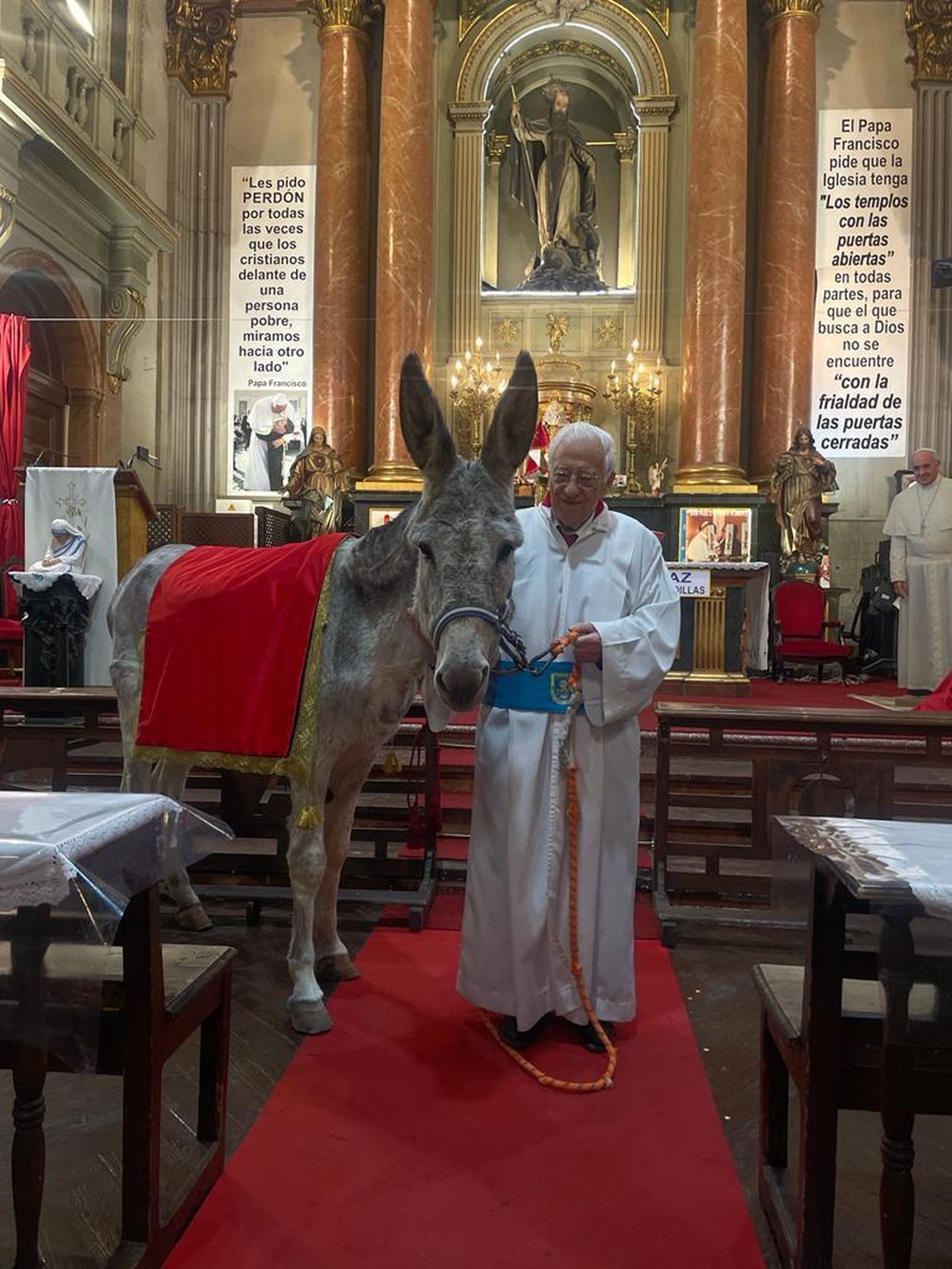 El padre Ángel y la burra
