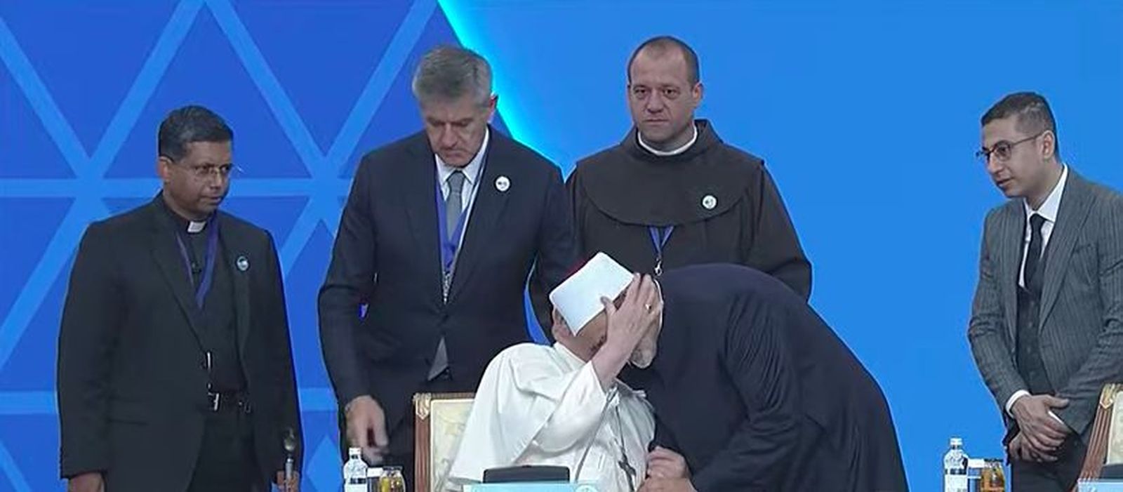 El gran imán de Al-Azhar saluda al Papa