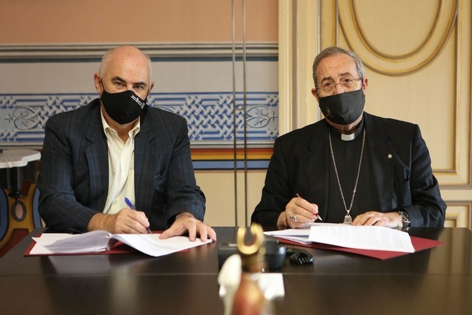 El Vicepresidente navarro y el arzobispo Francisco Pérez firman el acuerdo