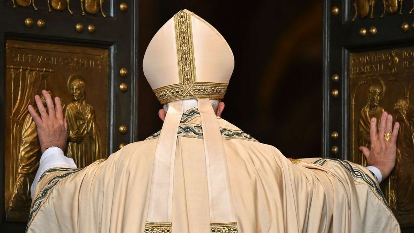 Francisco abre las las puertas de la Iglesia