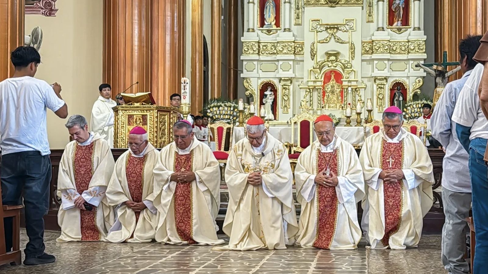 Cardenales, obispos y presbíteros se arrodillaron ante las víctimas