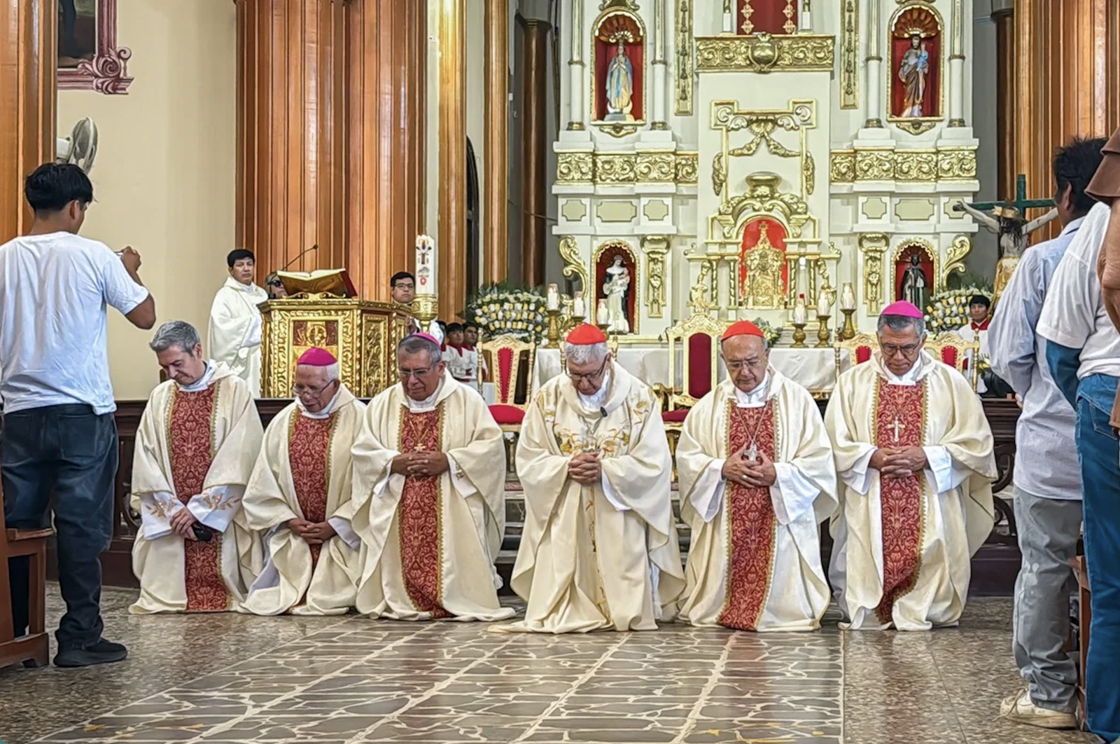Cardenales, obispos y presbíteros se arrodillaron ante las víctimas