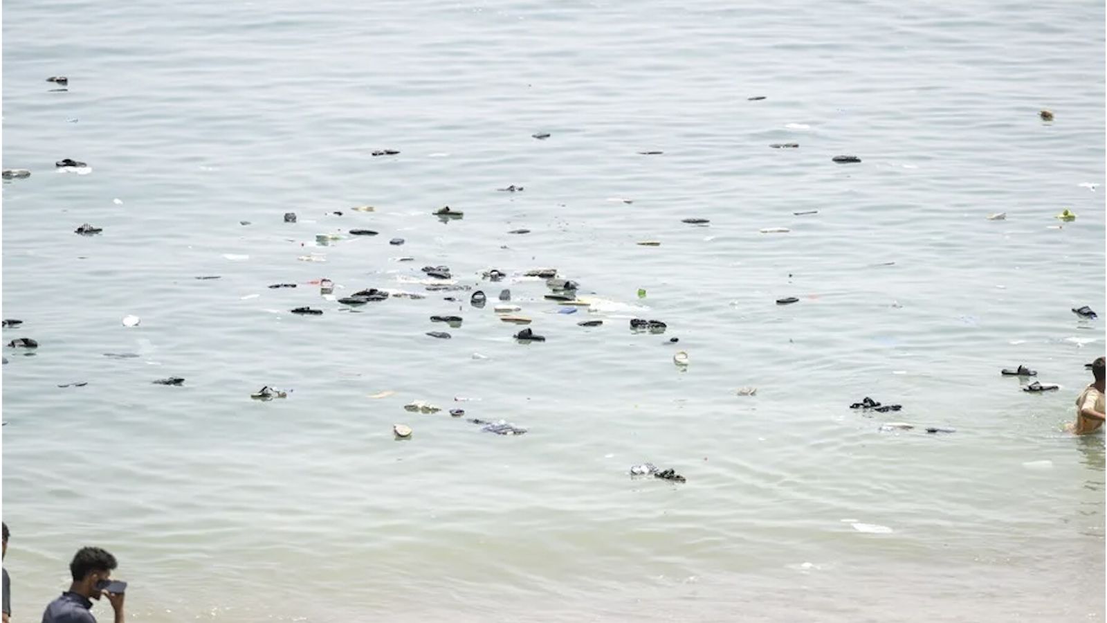 El calzado de los que se lanzaron al mar flota en las aguas de Ceuta