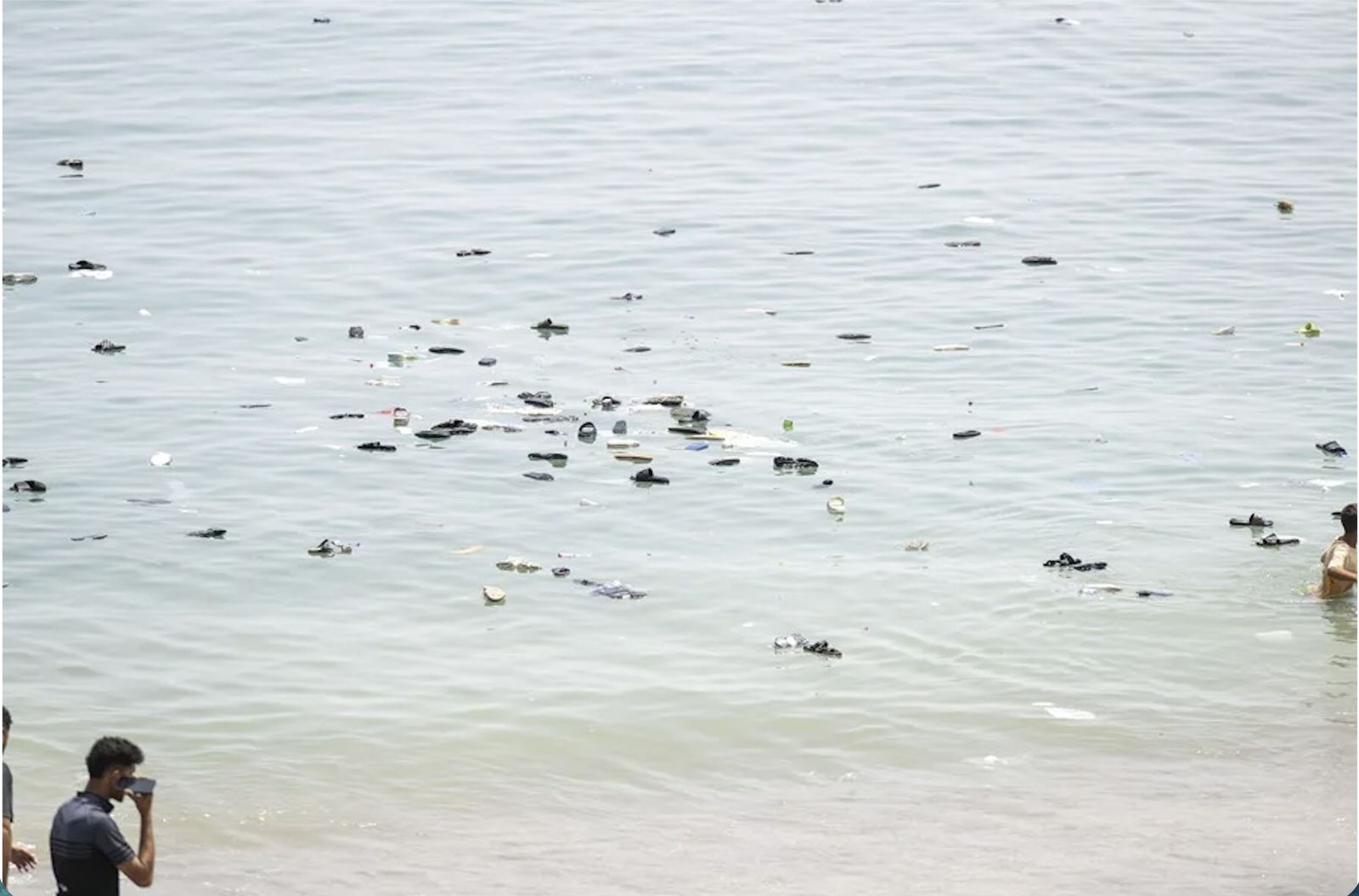 El calzado de los que se lanzaron al mar flota en las aguas de Ceuta