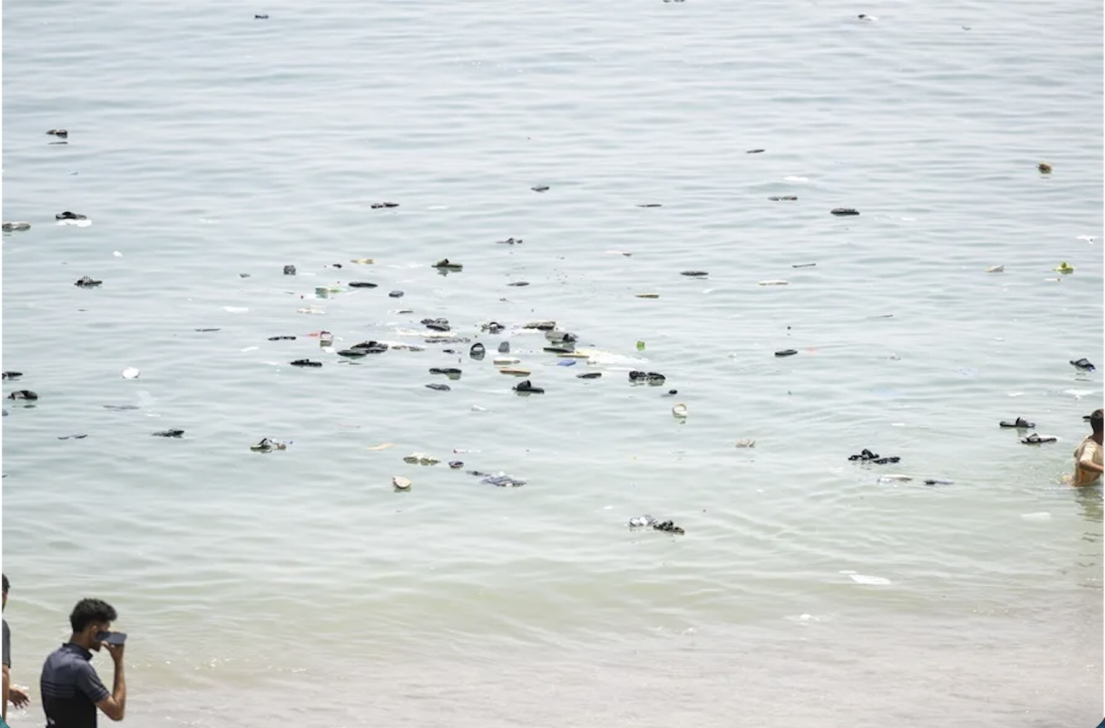 El calzado de los que se lanzaron al mar flota en las aguas de Ceuta