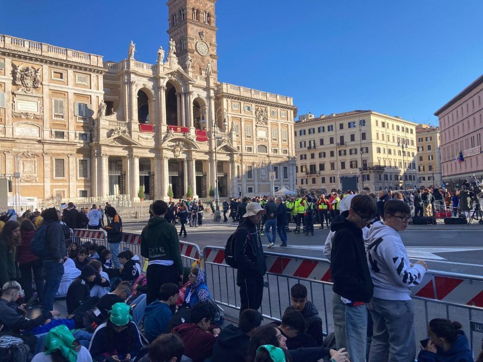 Expectación en Roma: fieles de todo el mundo esperan para despedir al papa Francisco en Santa María la Mayor