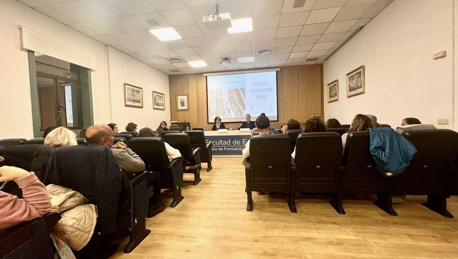 Parte de los asistentes a la conferencia de Bertomeu