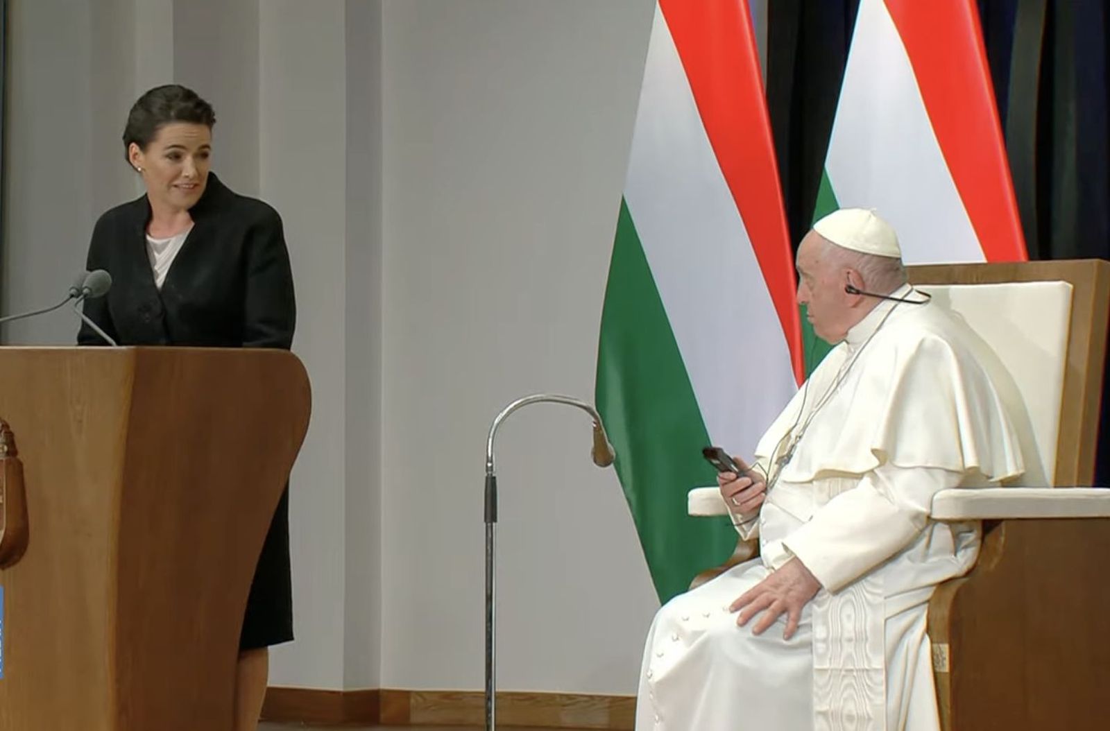 La presidenta de Hungría saluda al papa Francisco