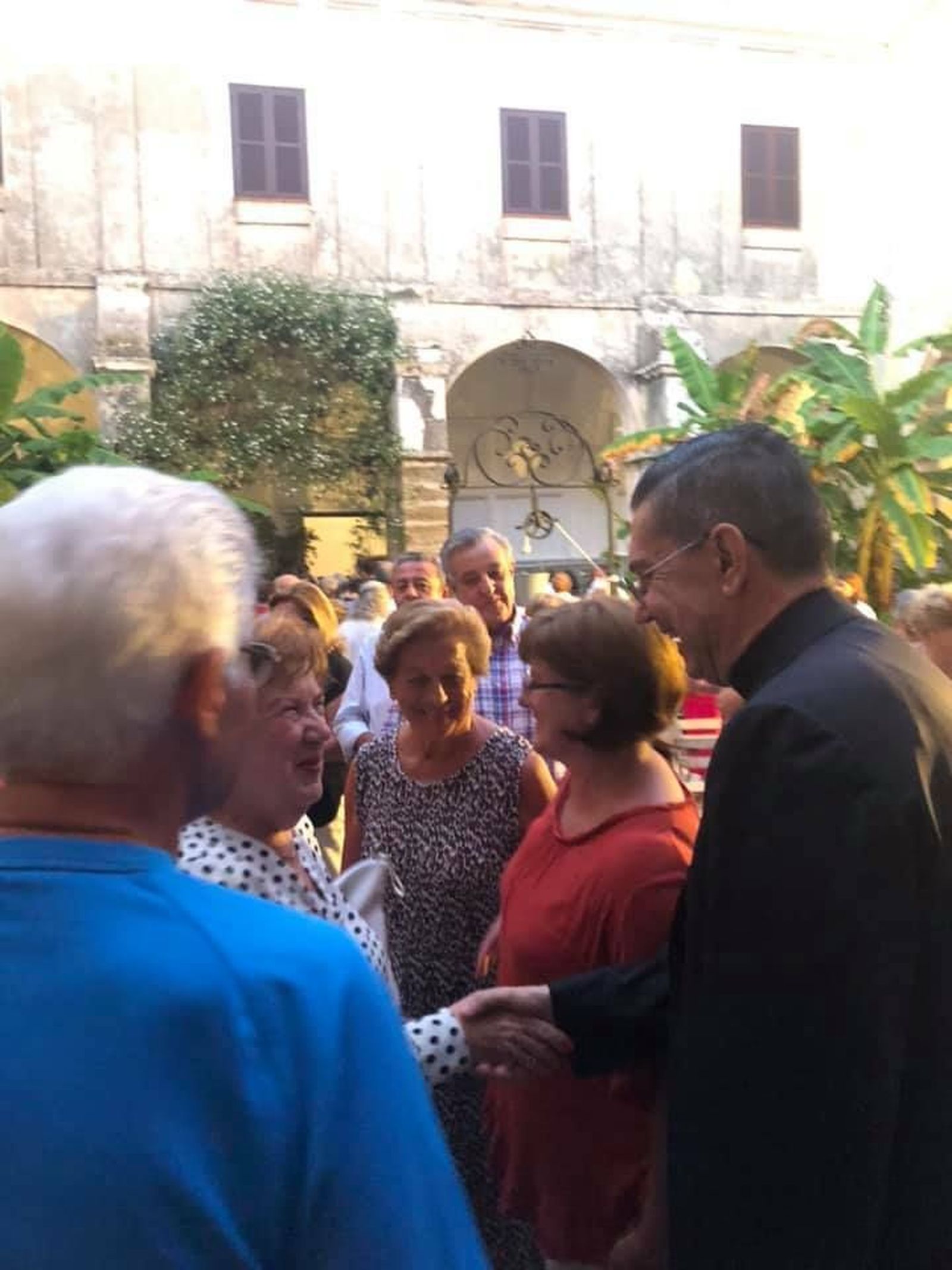 Ayuso en el patio de los plátanos