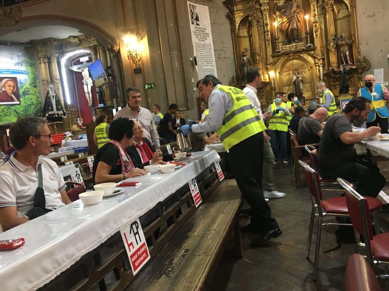 José Luis Escrivá, sirviendo el desayuno en San Antón