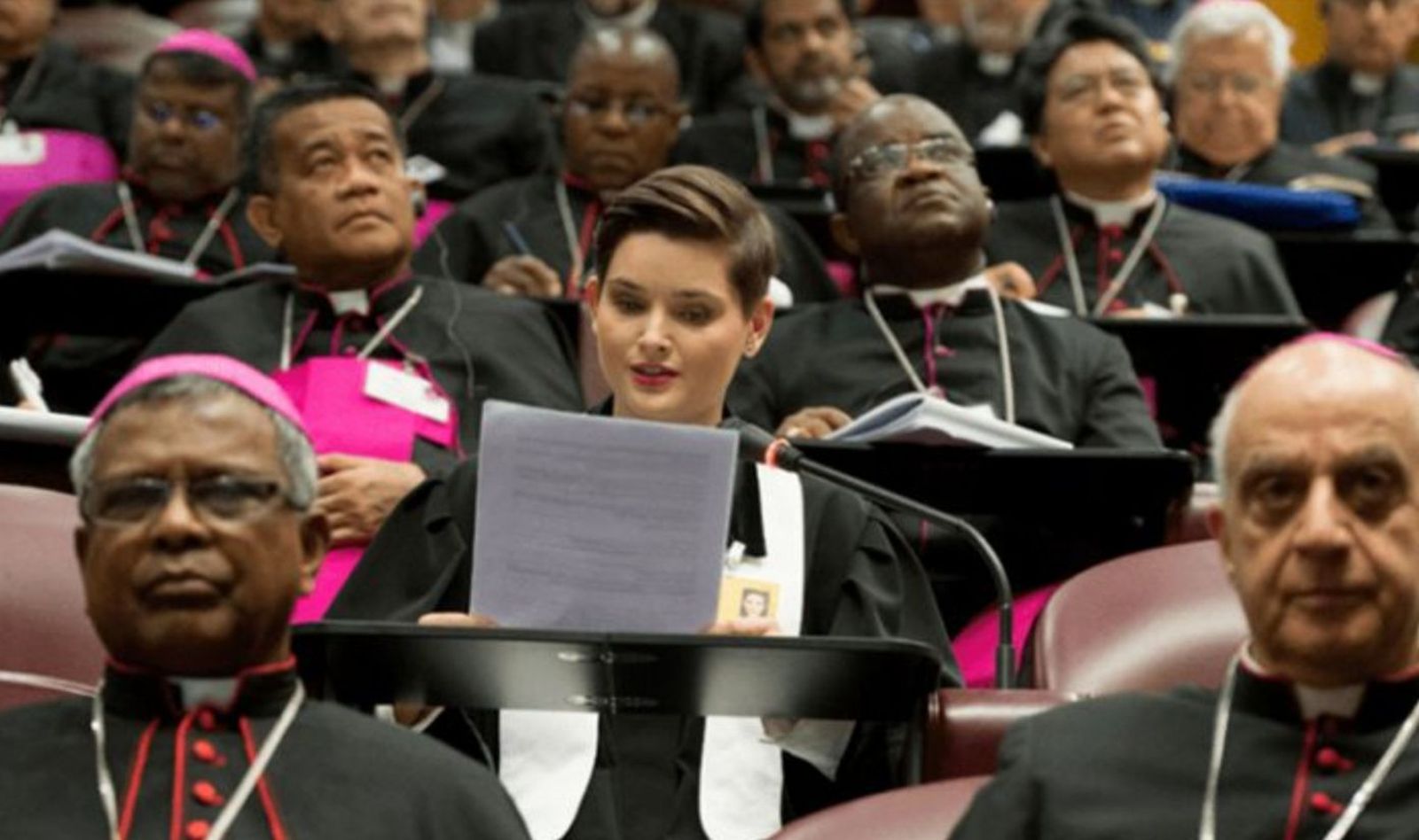 Una mujer sacerdote en el Sínodo de obispos
