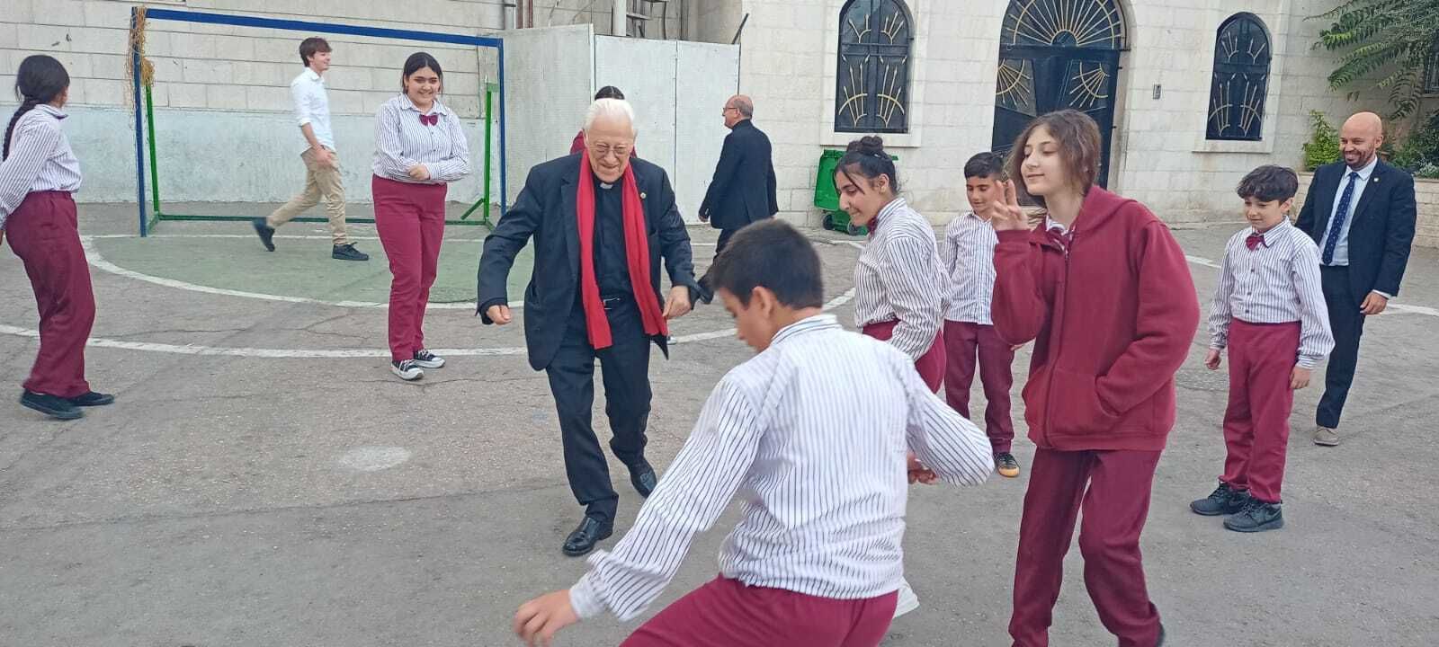 El padre Ángel, con menores acogidos en Ammán