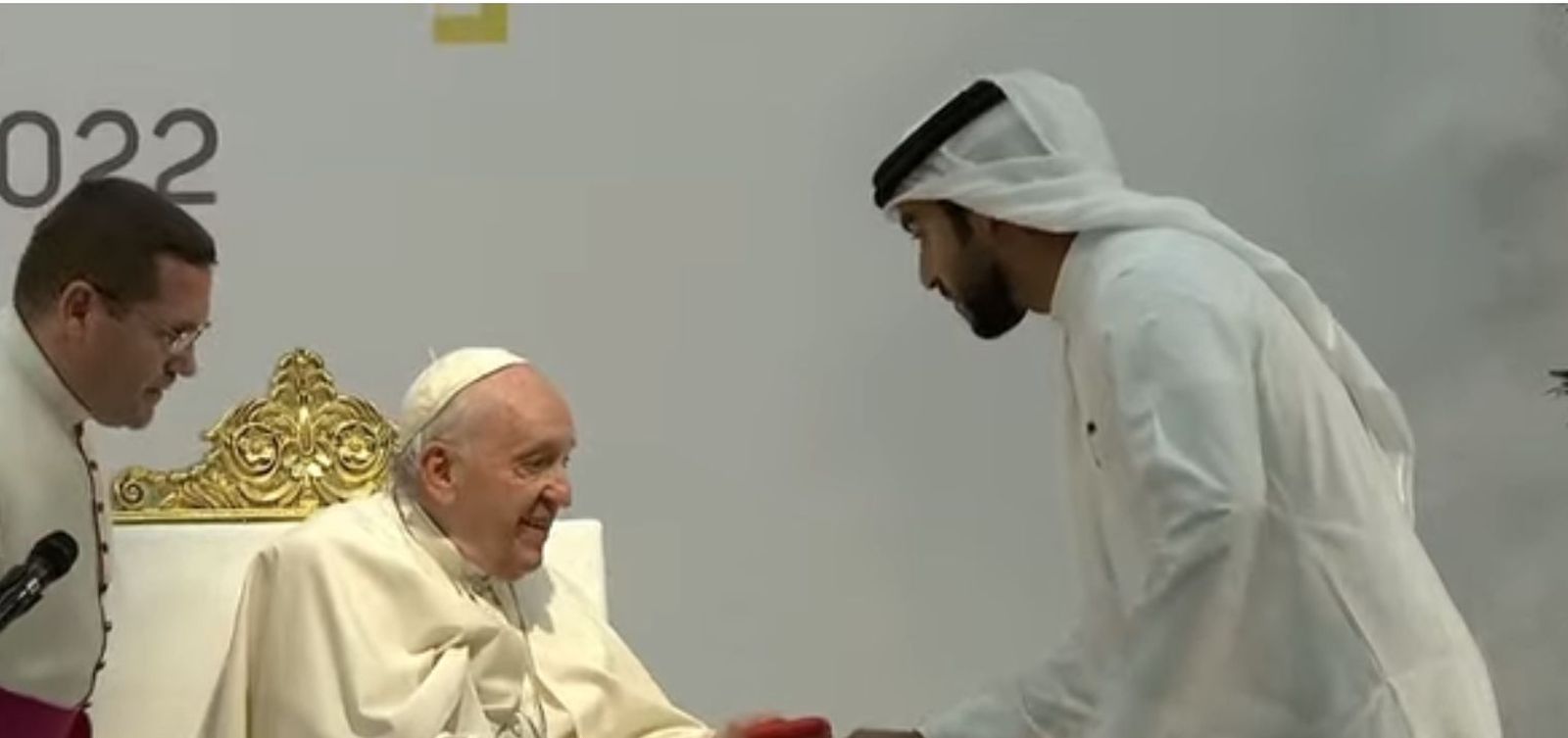 El Papa saluda al testigo