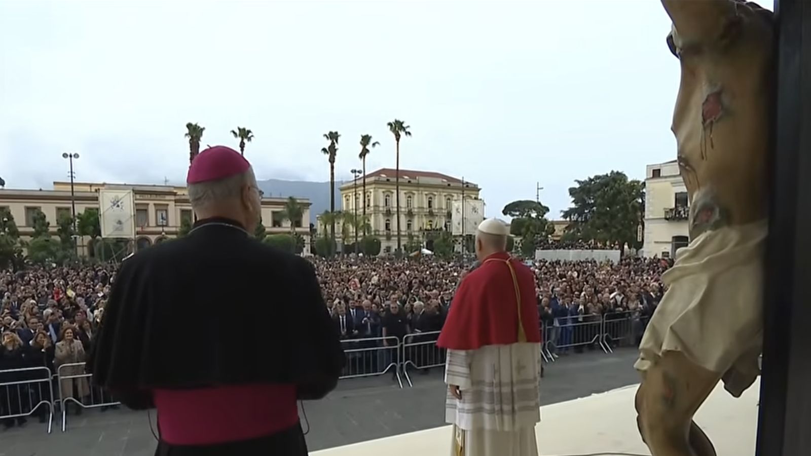 El Papa saluda a los fieles