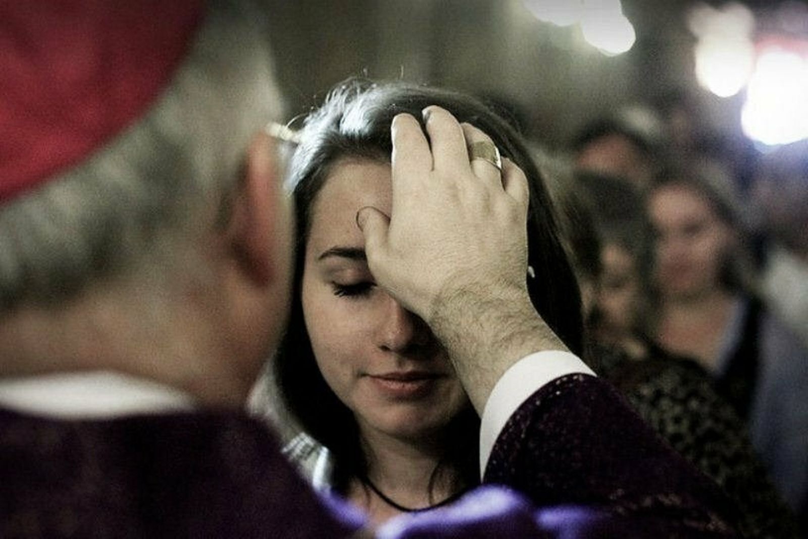 Una mujer recibe la imposición de cenizas