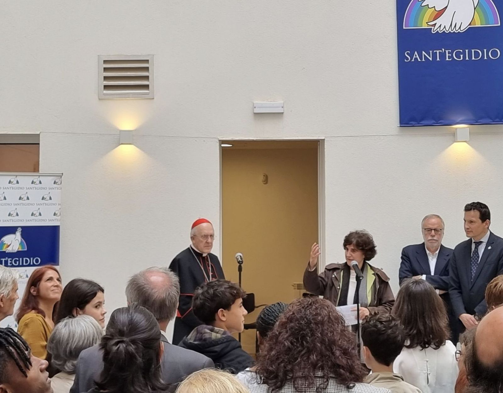 El cardenal Osoro, Tíscar Espigares y Andrea Riccardi, en la inauguración de la casa de acogida