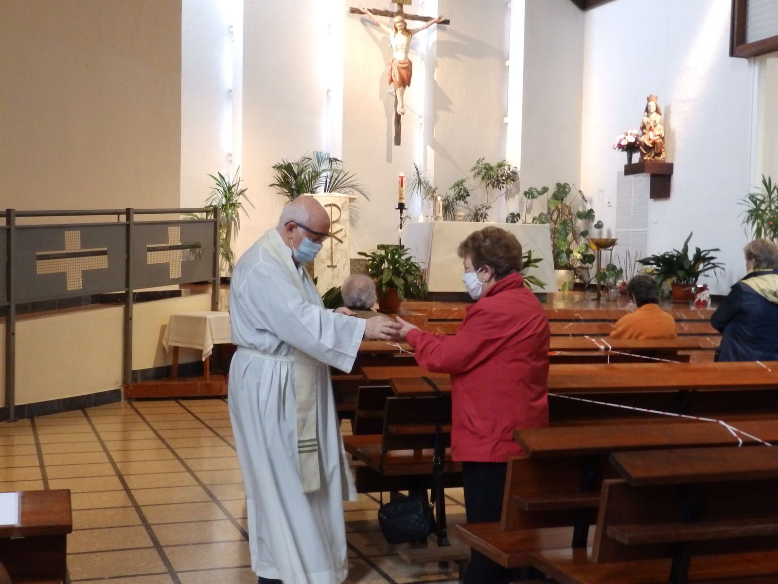 Vitoria recupera sus misas “marcando” las distancias con mimo y cariño.