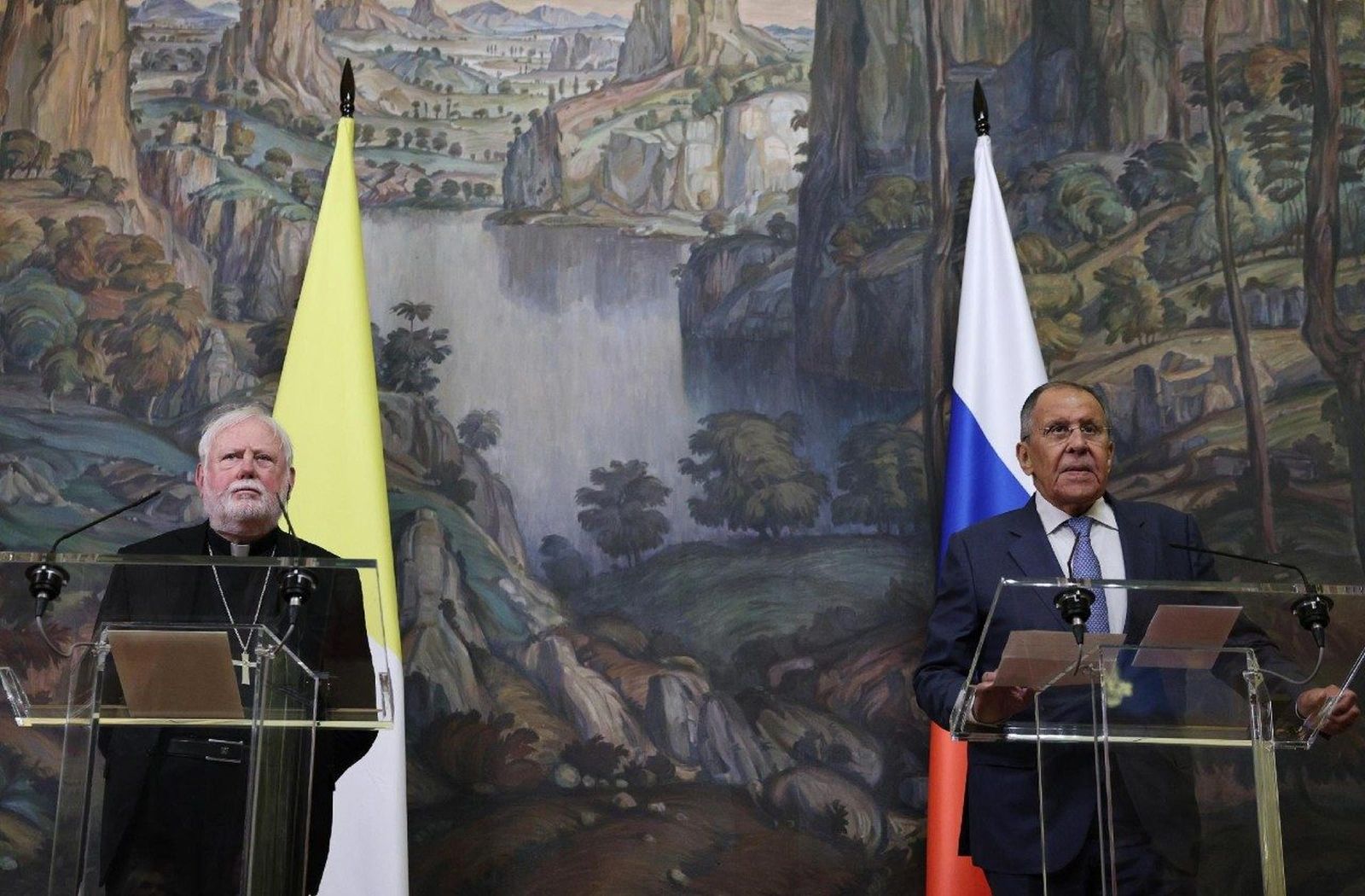 El arzobispo Gallagher en Rusia con el ministro de Relaciones Exteriores Lavrov