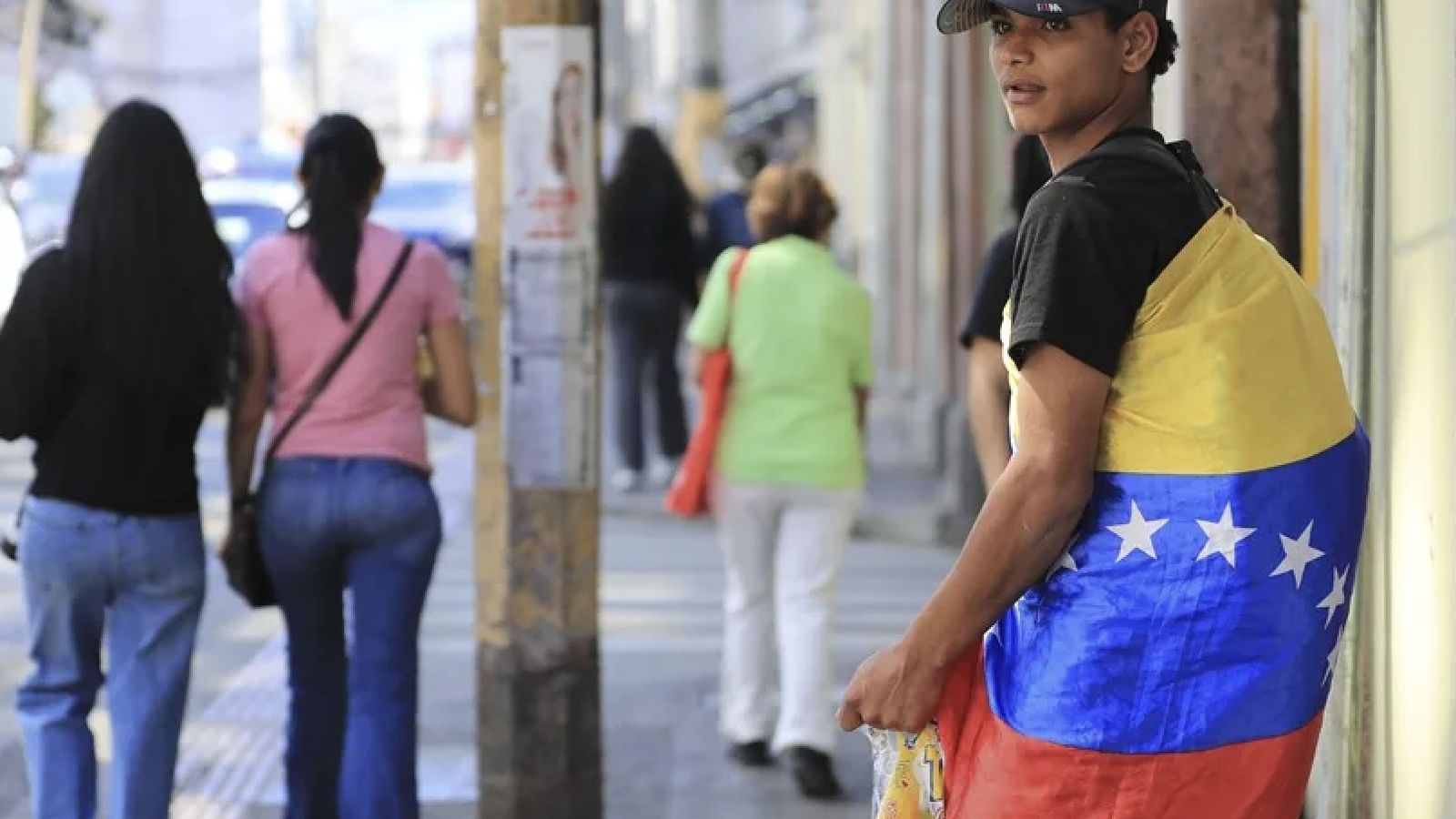 Un joven inmigrante venezolano vende caramelos en Honduras