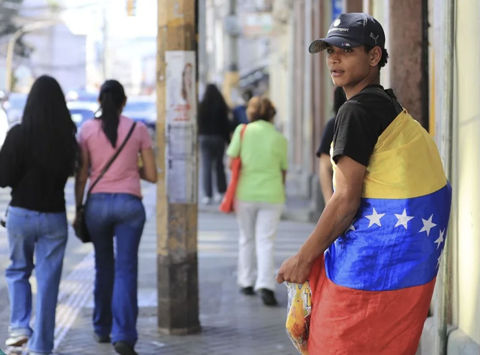 Un joven inmigrante venezolano vende caramelos en Honduras