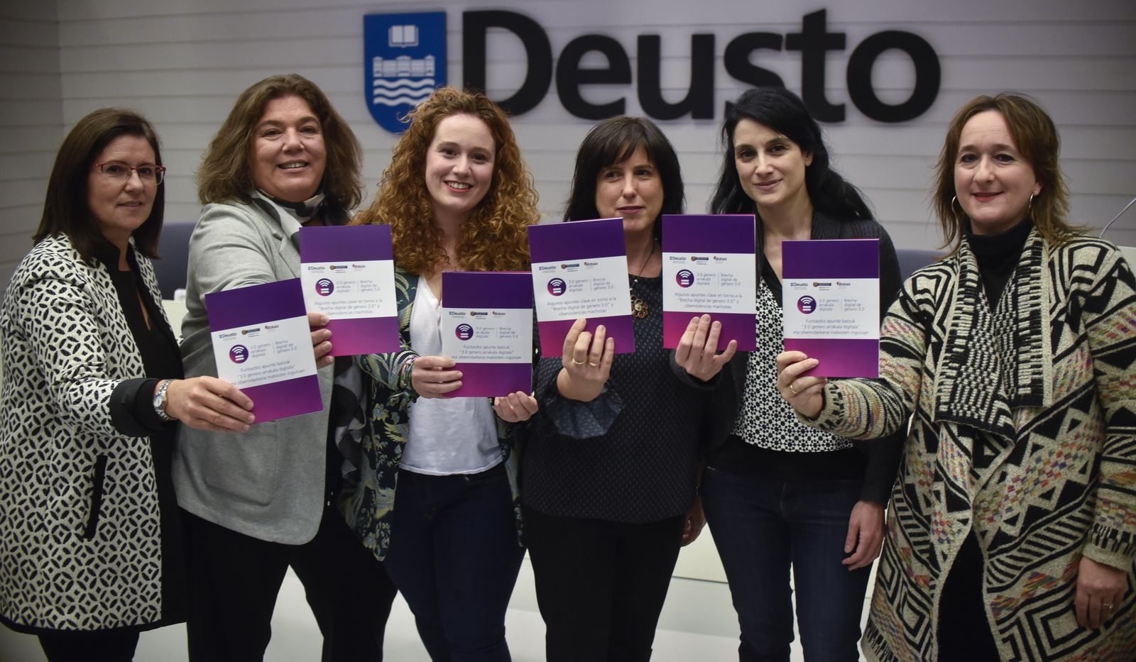 La directora de Emakunde Izaskun Landaide, junto a las autoras del informe: María Silvestre, Estibaliz Linares, Usue Beloki, Raquel Royo e Iratxe Aristegui