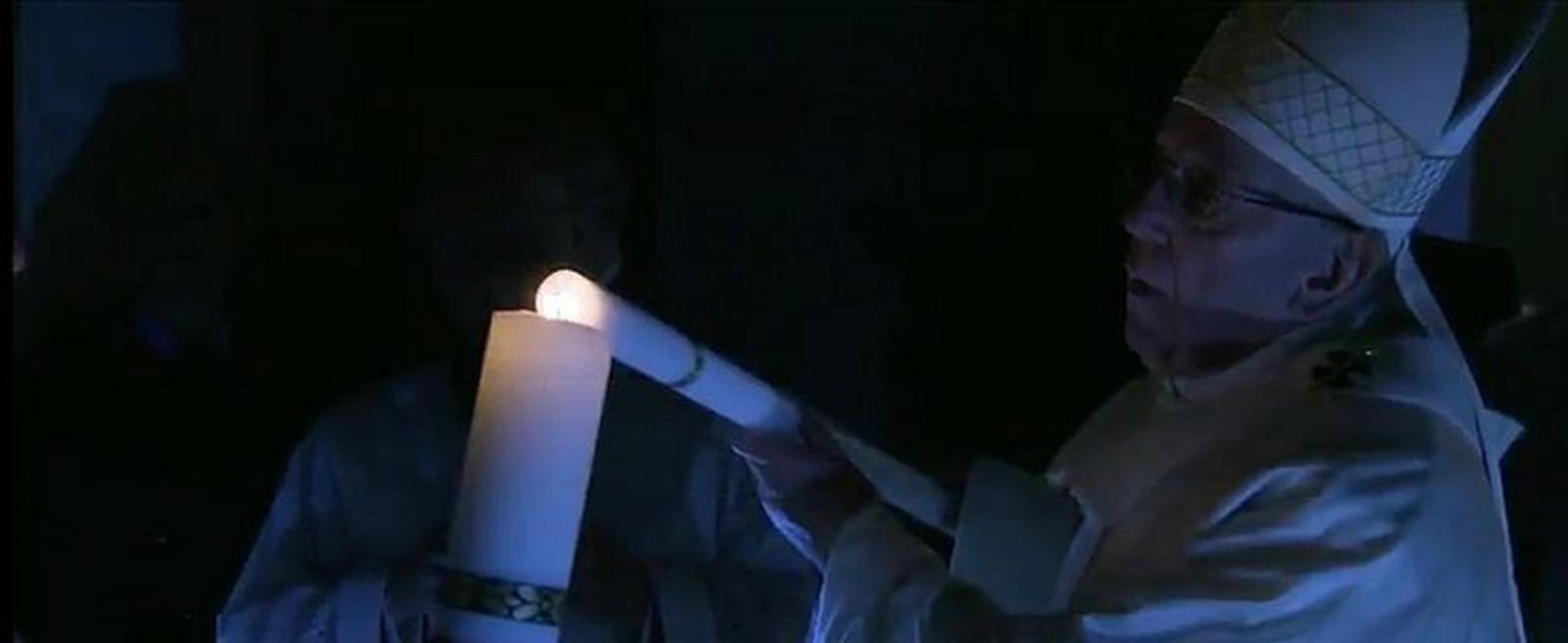 El Papa enciende el cirio pascual