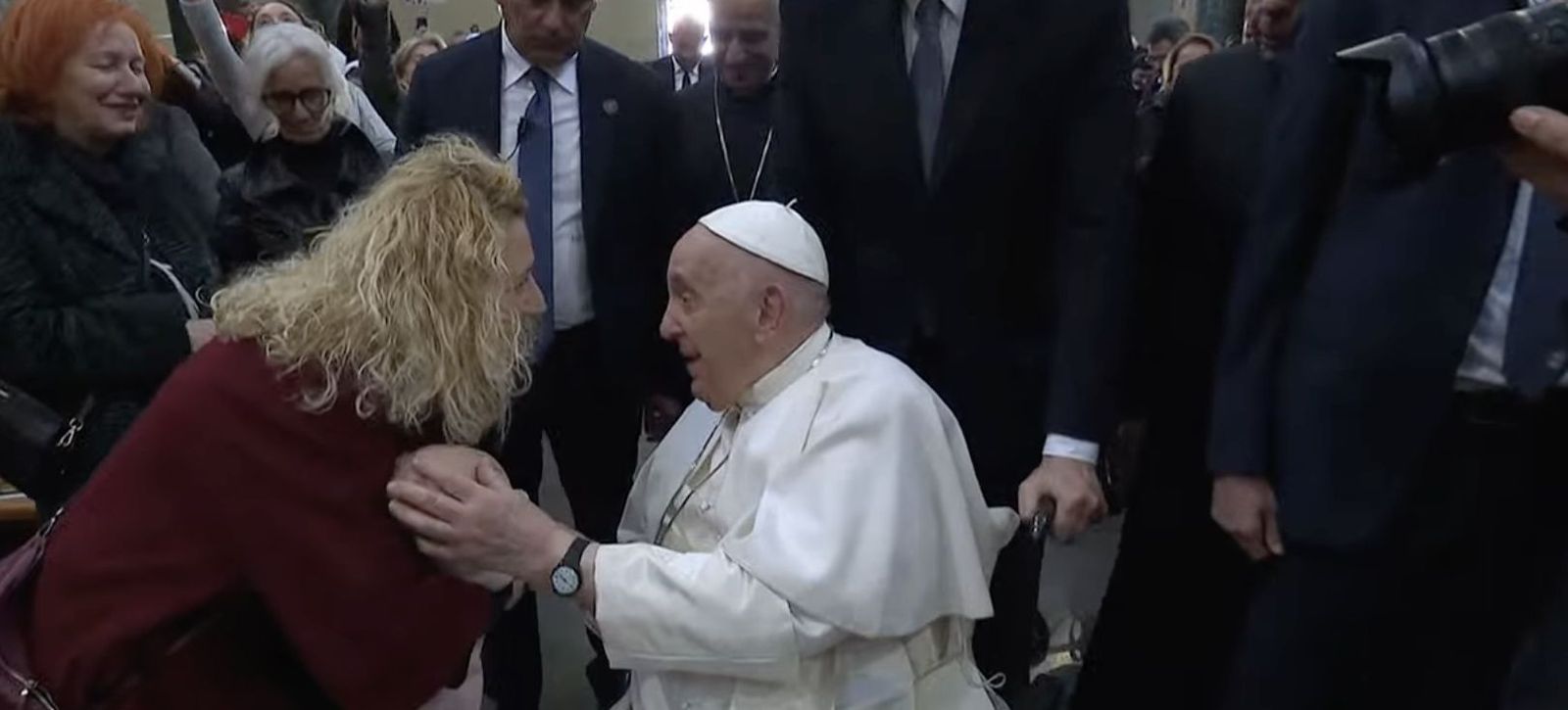 El Papa bendijo a un niño a su entrada en la parroquia