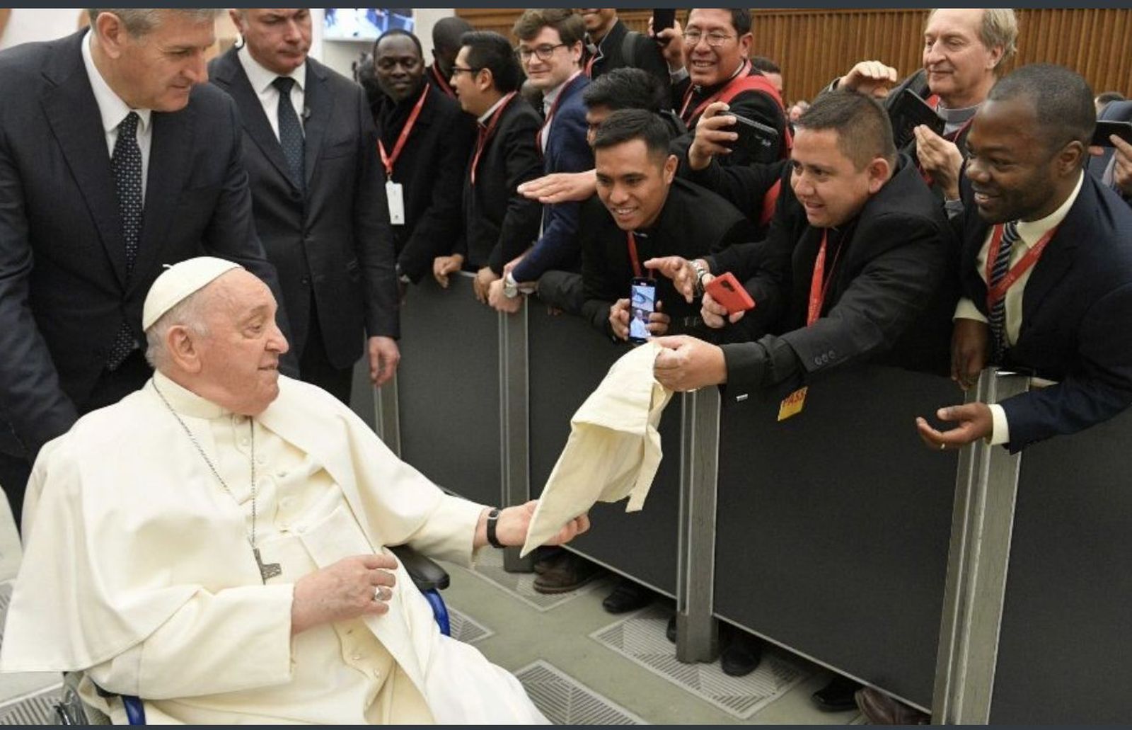 Francisco saluda a los sacerdotes asistentes. ala audiencia