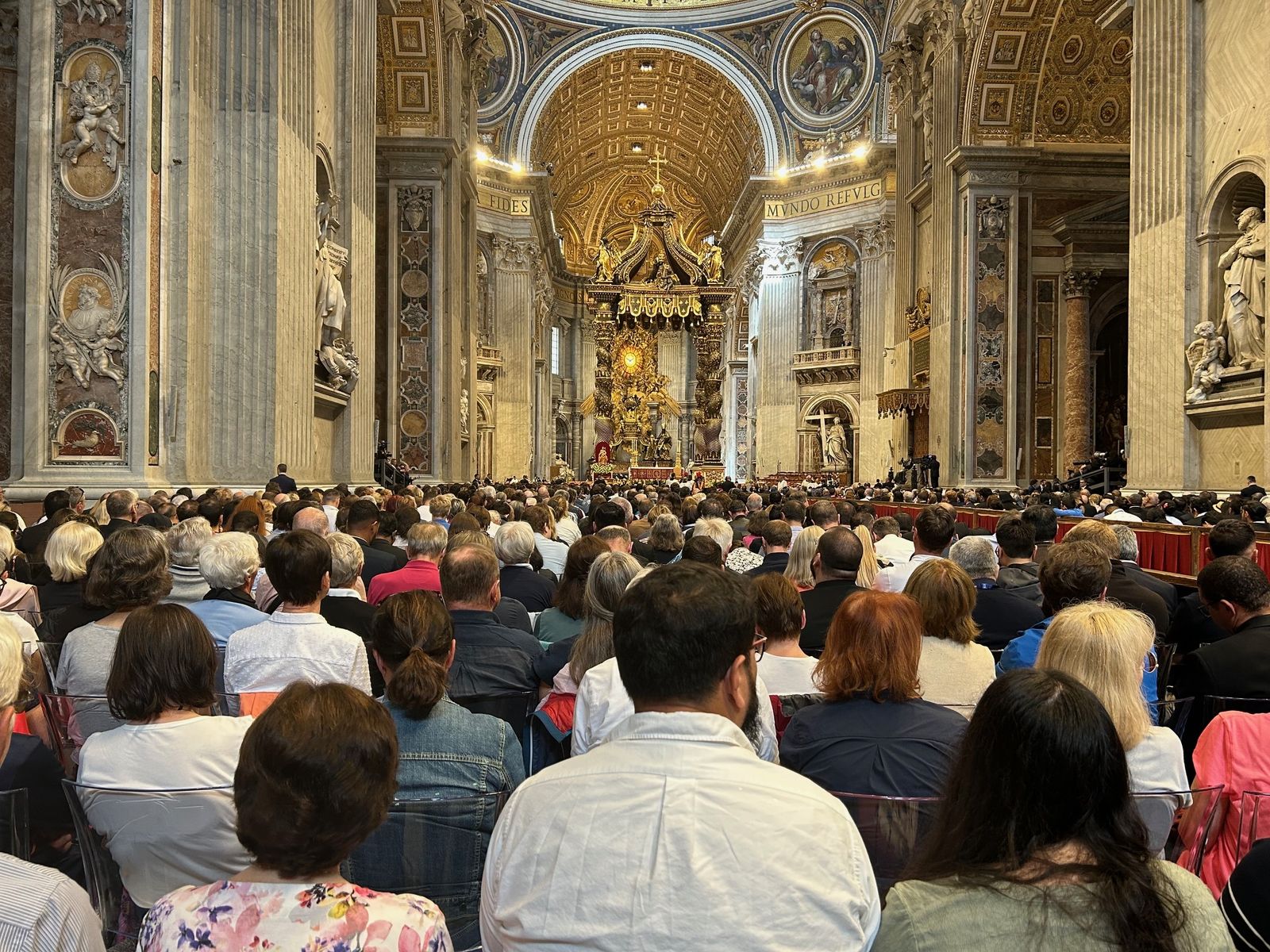 Rezando el rosario antes de la eucaristía