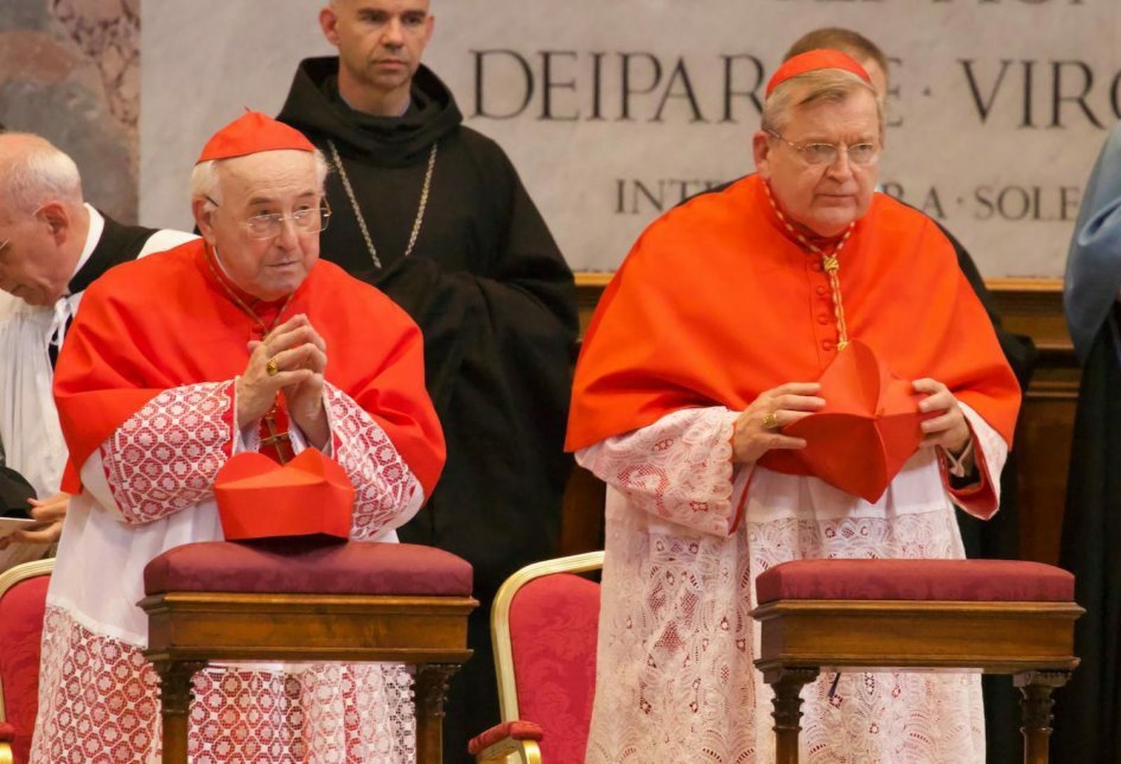 Los cardenales Brandmüller (i) y Burke