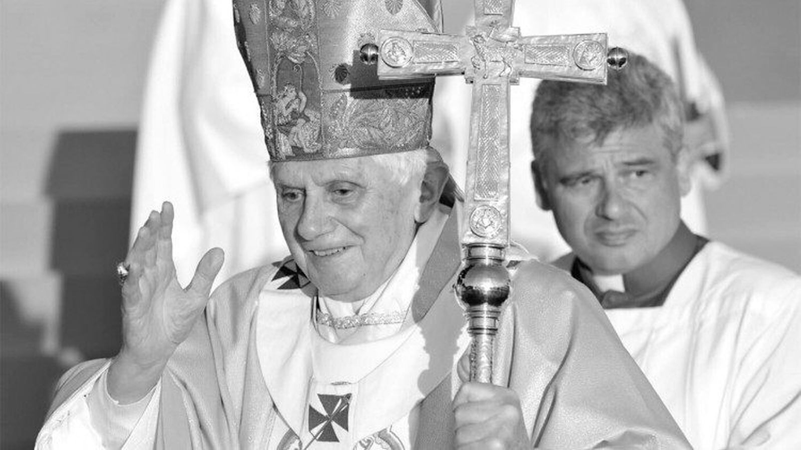 Benedicto XVI y el hoy cardenal Krajewsky
