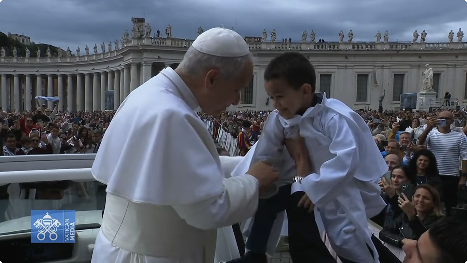 El Papa saluda a un niño vestido como un papa