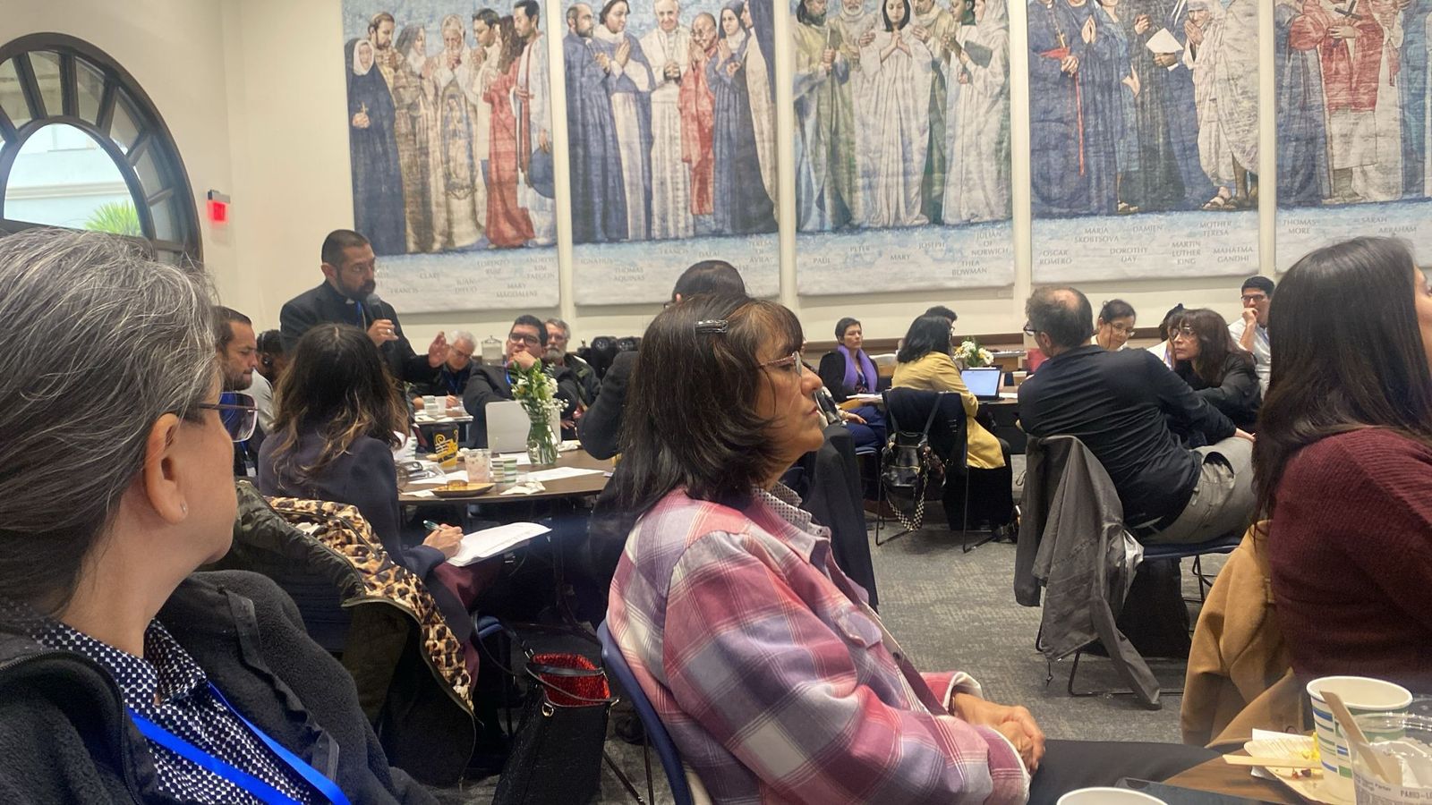 El obispo Daniel Flores, conversando con Czerny