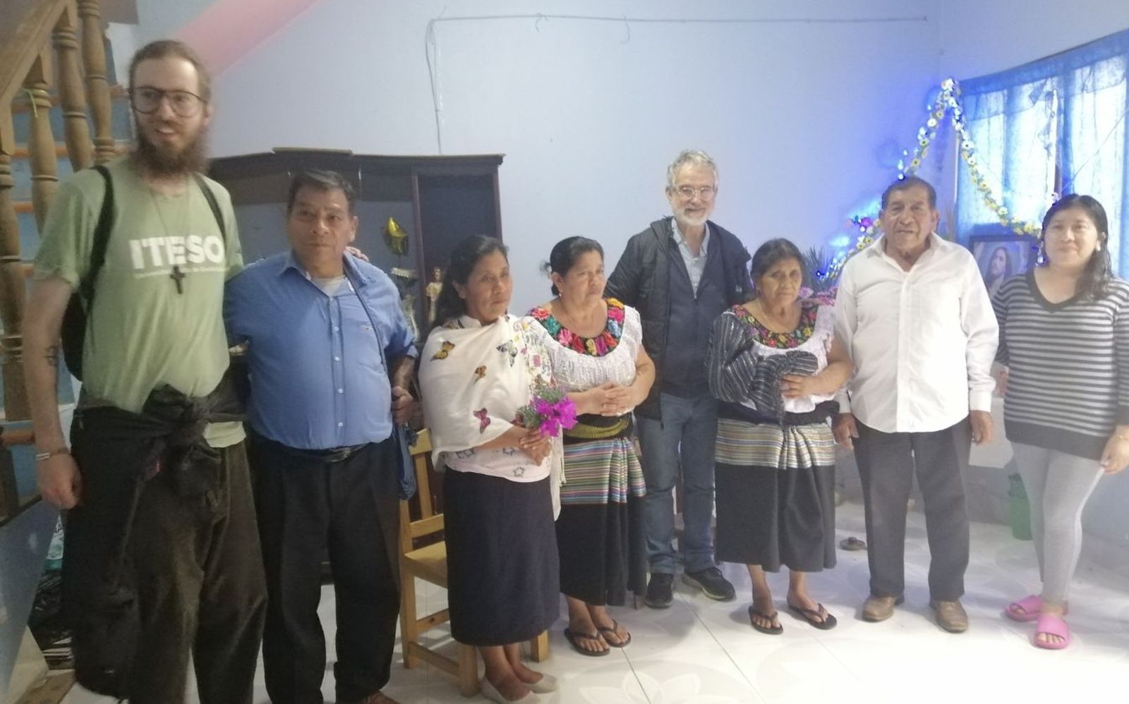 Victorino Pérez con Elias González y la familia de un diácono de la comunidad de Tsajalhá (Chiapas)