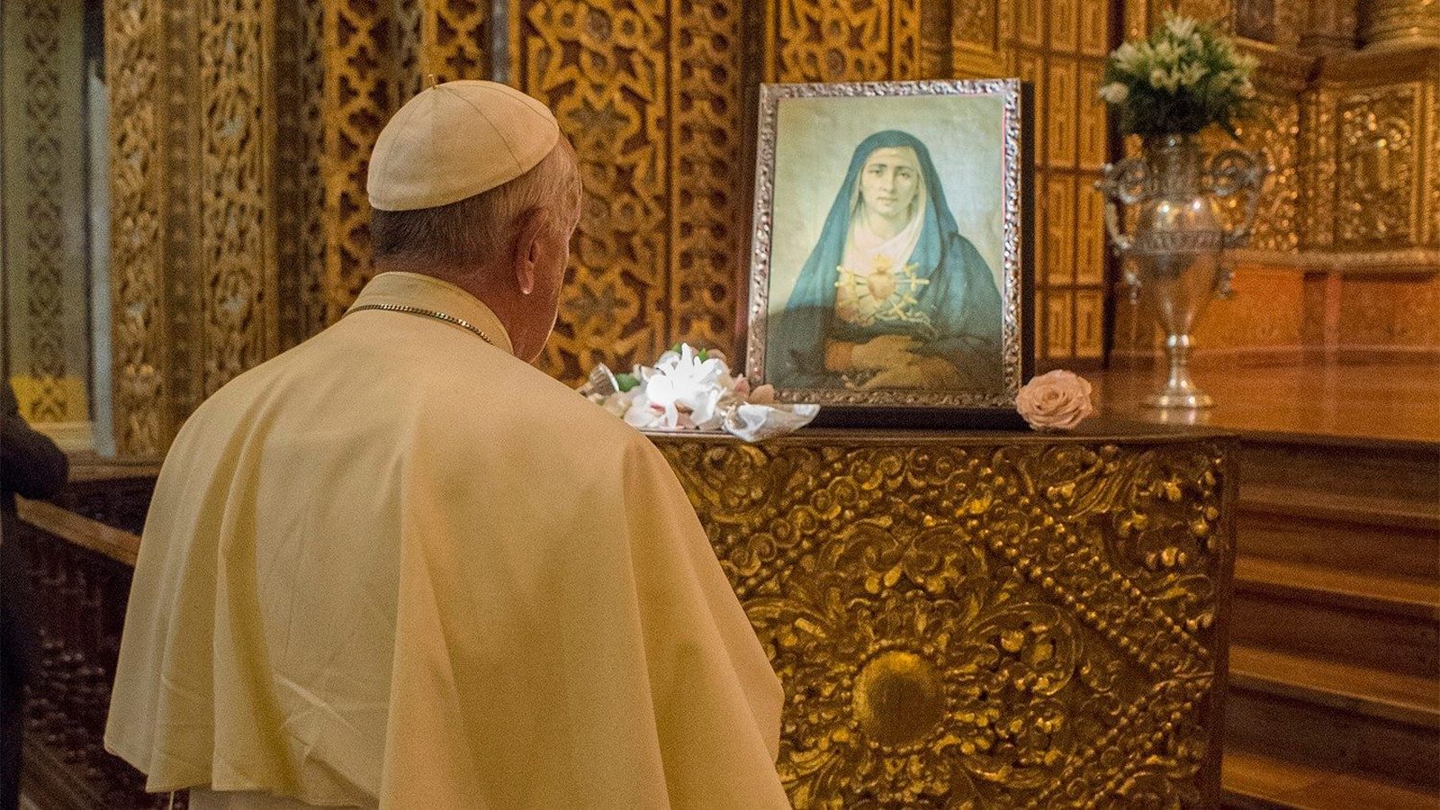 El Papa Francisco reza ante Nuestra Señora de los Dolores