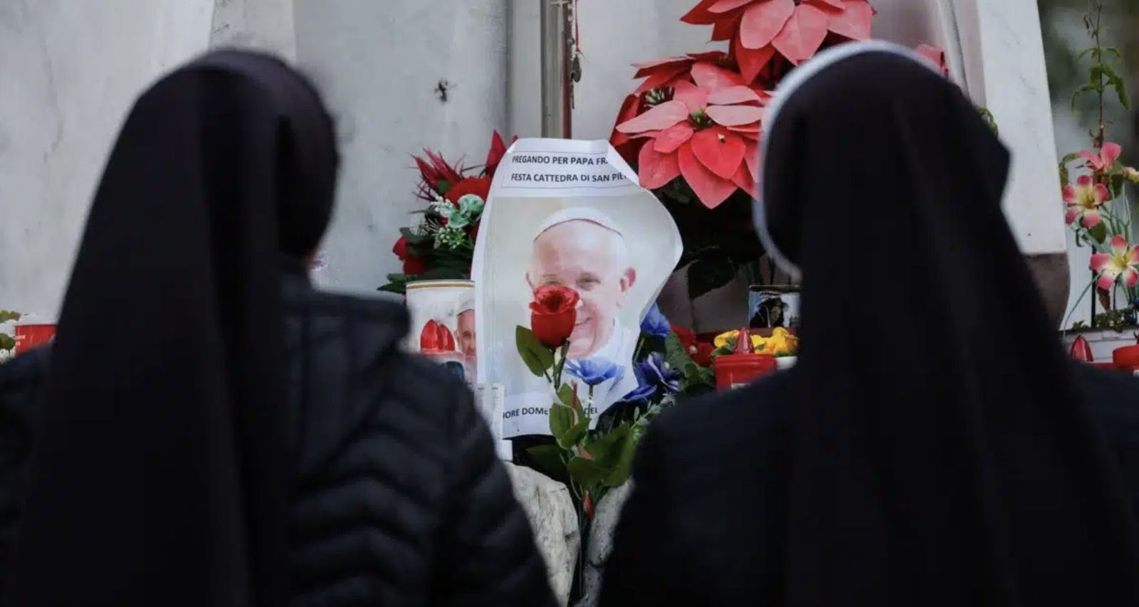 Monjas rezan por la salud del Papa en el Gemelli