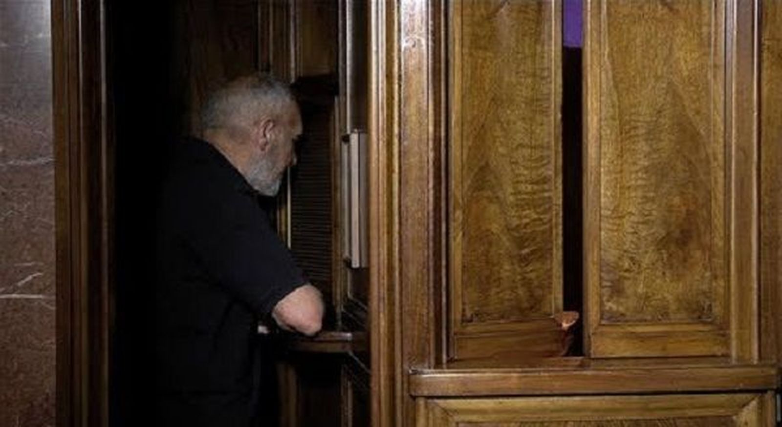 ¿Puede un sacerdote romper el secreto de confesión?