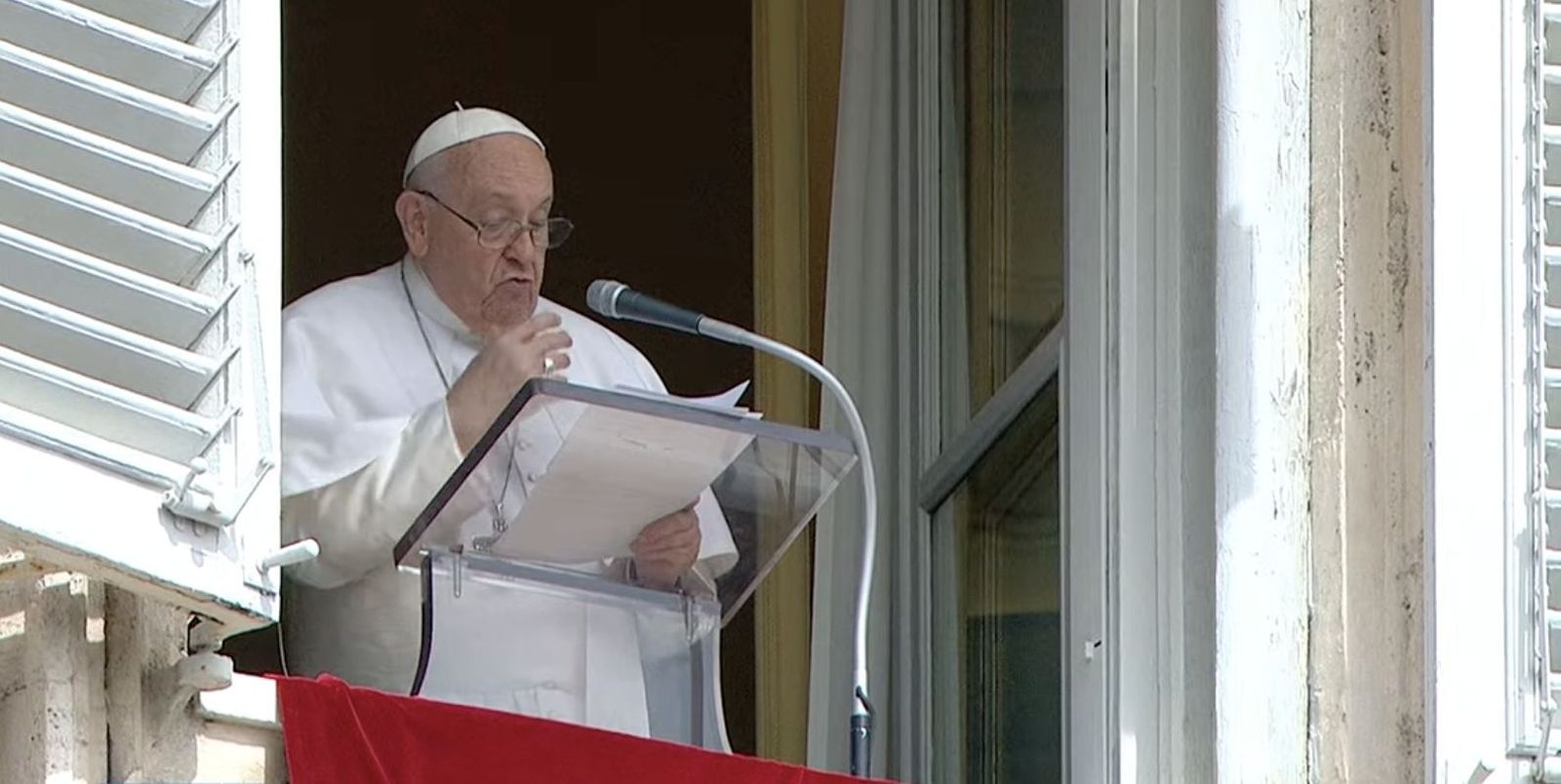 Francisco, durante el rezo del Angelus