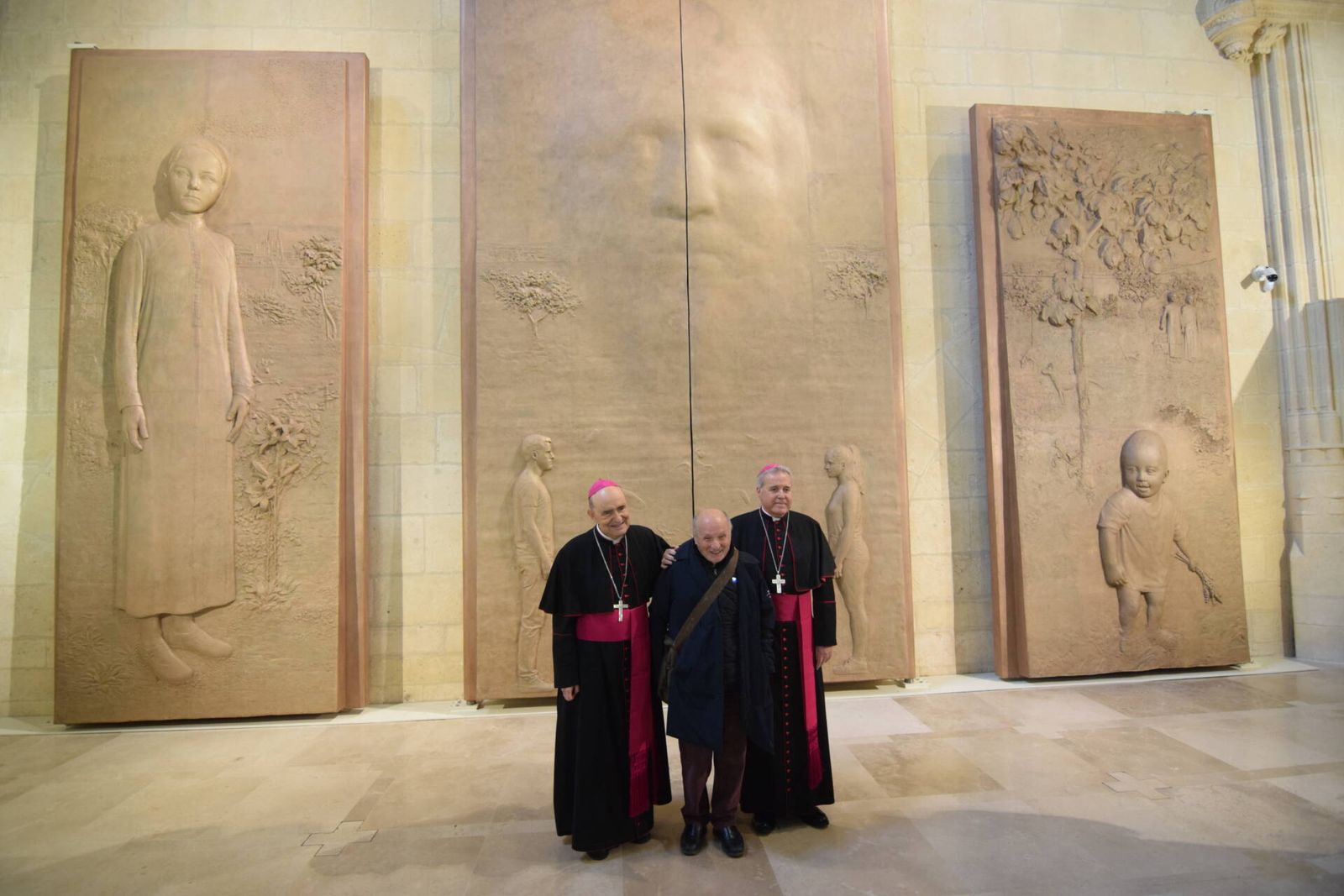 Antonio López, entre los arzobispos Iceta y Herráez
