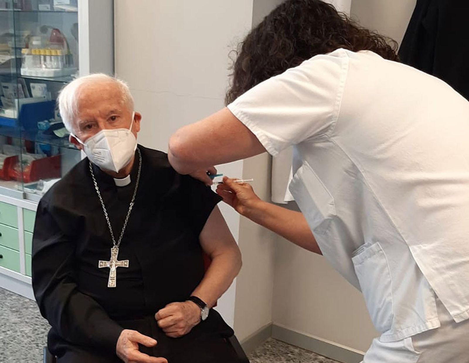 ANtonio Cañizares recibe la vacuna contra el COVID-19