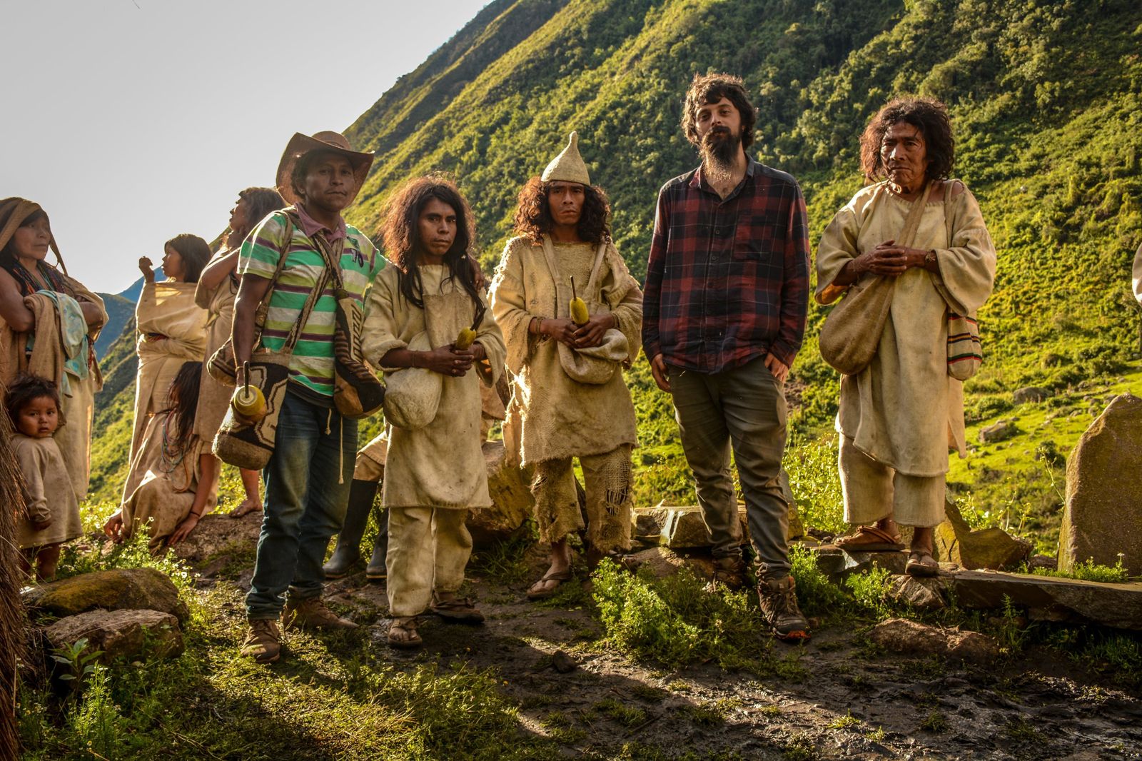 Juan Sebastián Zapata en trabajo de campo, entre indígenas de la Sierra