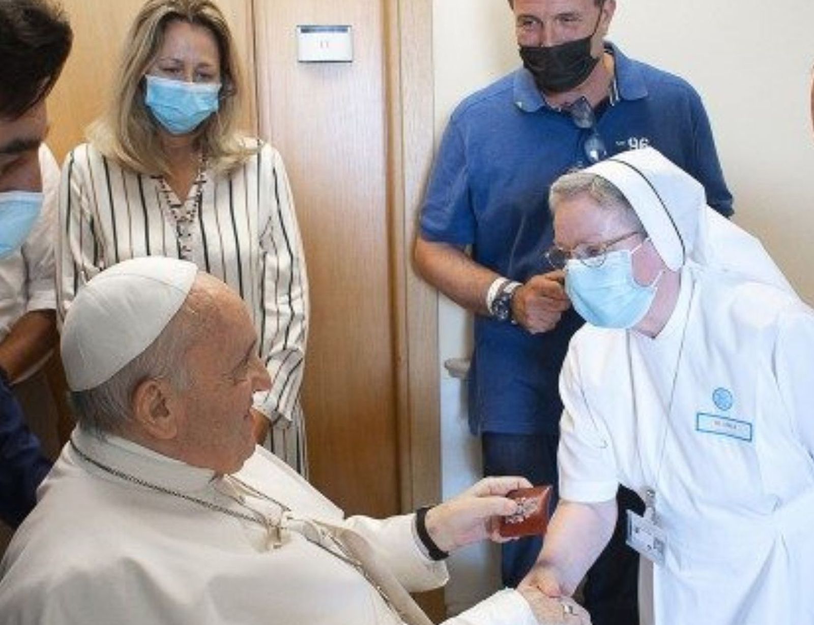 Parte postoperatorio del martes: El Papa continúa con su "rehabilitación", para "volver al Vaticano lo antes posible"