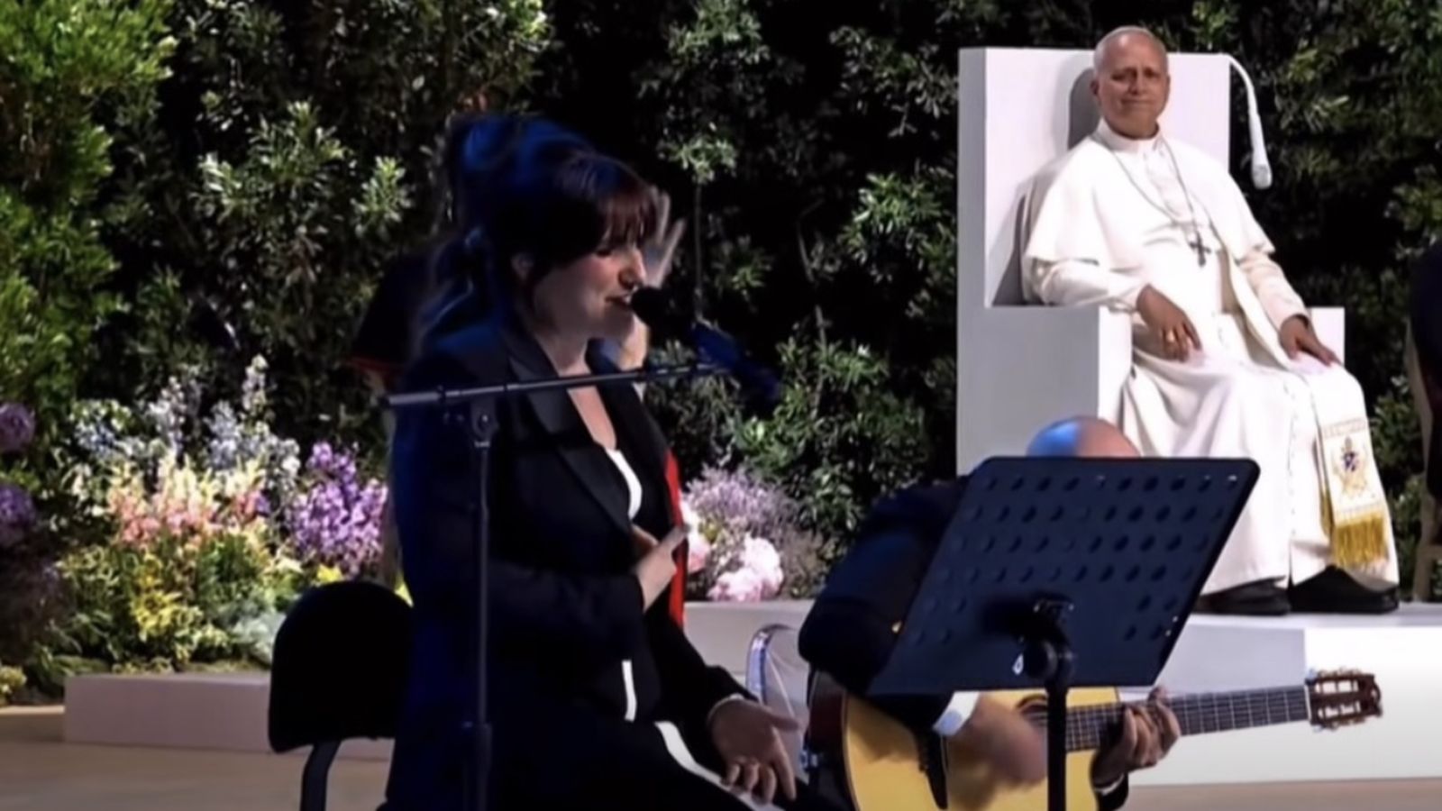 Rozalén le canta al Papa