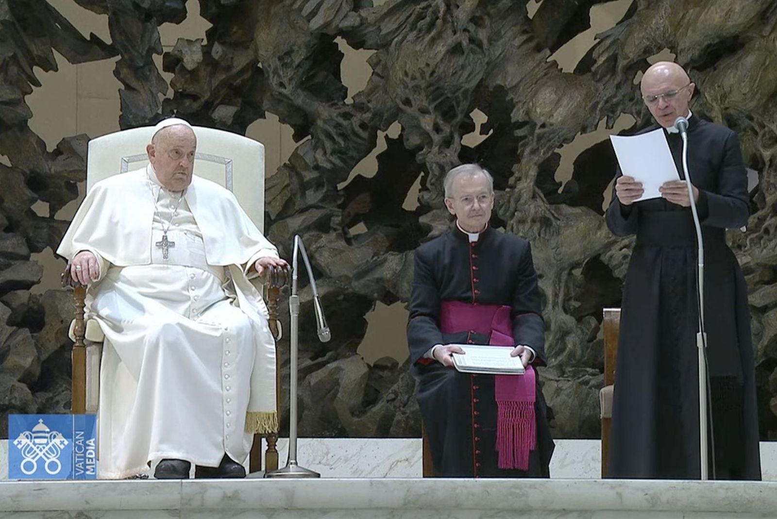 Pierluigi Giroli lee la catequesis papal