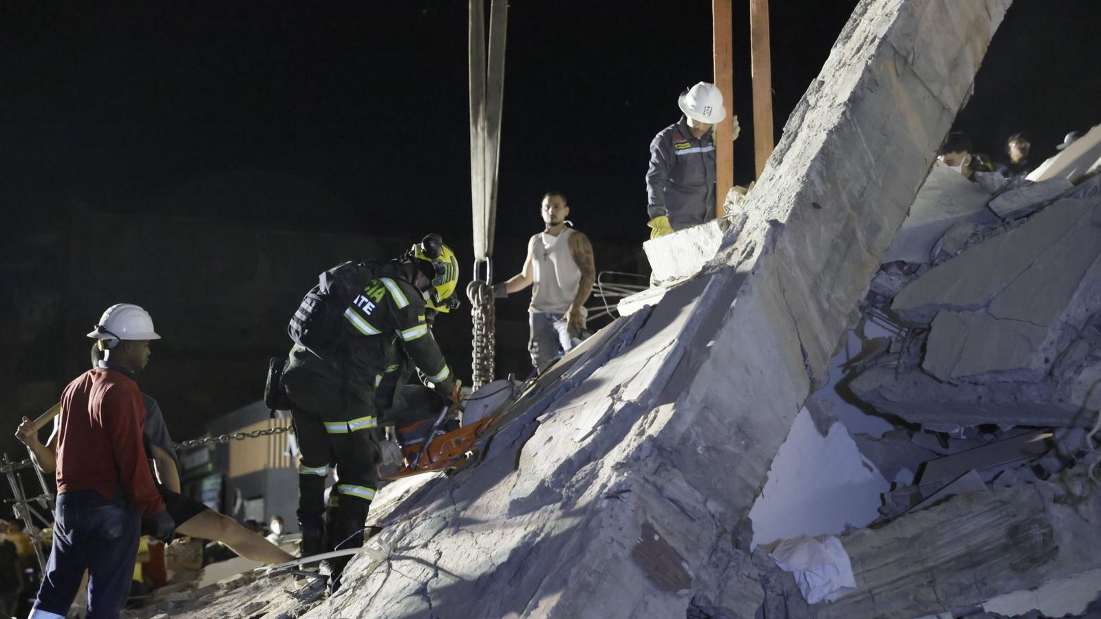 Integrantes de la Policía de Búsqueda y Rescate realizan labores en una edificación colapsada en Pereira (Colombia).