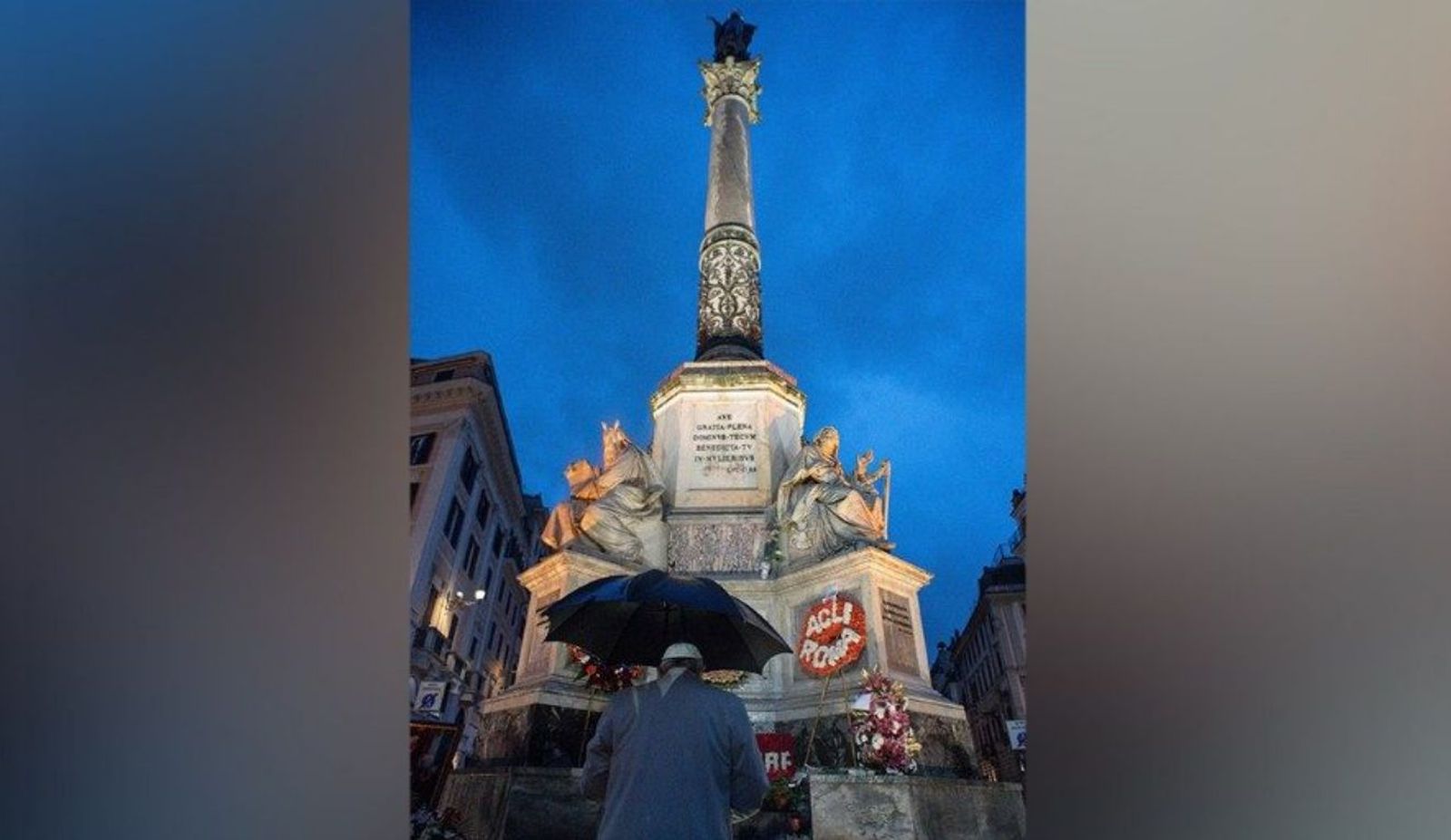 El Papa, a los pies de la Inmaculada