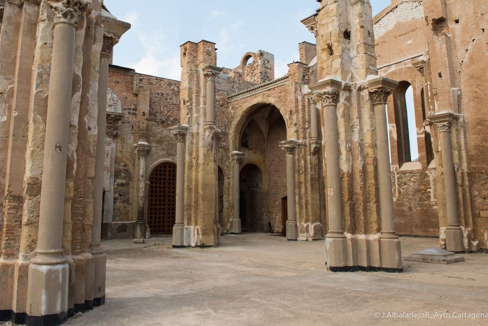 La catedral de Cartagena en ruinas