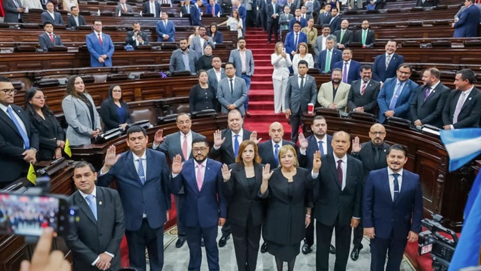 Los nuevos magistrados del TSE y sus padrinos, los diputados, en el acto de juramentación